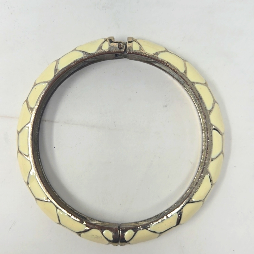 Vintage ** Cream Hexagon Pattern Vintage Bangle B… - image 3